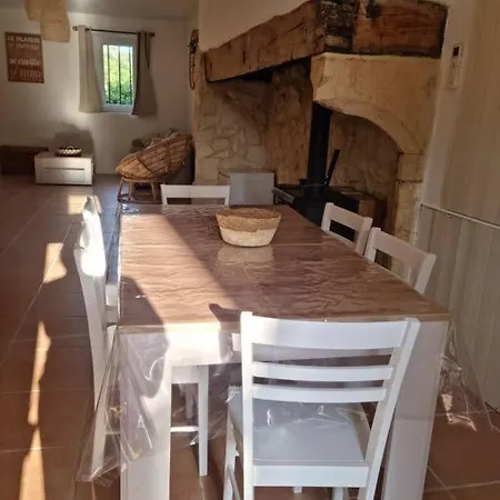 בית נופש Maison De Village Saint-Laurent-de-Carnols