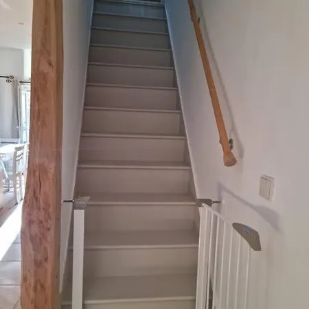 בית נופש Maison De Village Saint-Laurent-de-Carnols